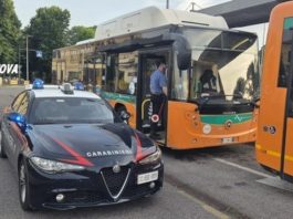 Mantova, prende a sassate il pullman dell’Apam: denunciata 44enne