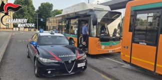 Mantova, prende a sassate il pullman dell’Apam: denunciata 44enne