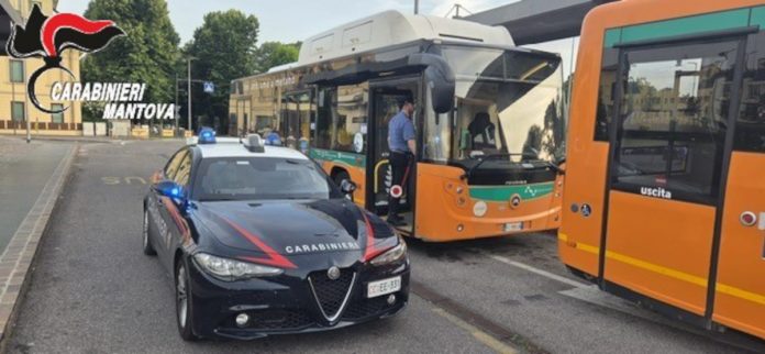 sassate-bus-danneggiamento-carabinieri-apam
