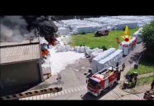 Mantova, incendio in Versalis: in fiamme un magazzino di materiale plastico. Operai evacuati. Enorme nube di fumo nero visibile in tutta la provincia