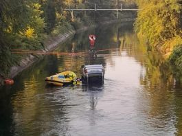 Tragedia a Senago, auto con 9 giovani a bordo finisce in un canale: tre morti