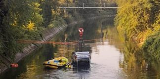 Tragedia a Senago, auto con 9 giovani a bordo finisce in un canale: tre morti