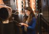 Linea di automazione in una cantina vinicola moderna