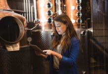 Linea di automazione in una cantina vinicola moderna