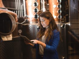 Linea di automazione in una cantina vinicola moderna