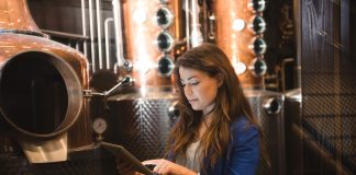 Linea di automazione in una cantina vinicola moderna