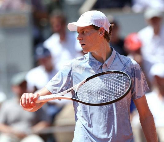 Sinner in campo prima di Wimbledon: esibizione con Cobolli e Darderi