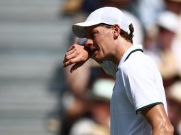 Sinner, ghiaccio sulla testa e gilet refrigerante: allarme caldo a Wimbledon