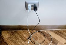 Caricabatteria attaccato alla presa senza telefono, consuma? Cosa succede