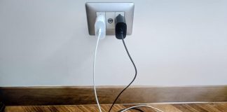 Caricabatteria attaccato alla presa senza telefono, consuma? Cosa succede