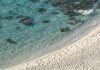 Niente ombrellone se hai tra 10 e 65 anni, il mondo guarda la Sardegna. E la regola divide turisti e ambientalisti