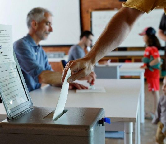 Svizzera al voto per due referendum, verso bocciatura proposta limite popolazione