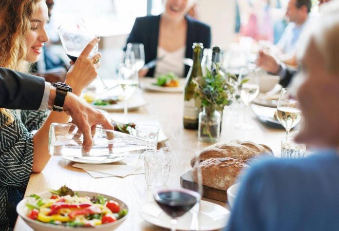 tavola_apparecchiata_pranzo_123rf