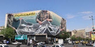 Iran torna ad accusare l’Italia: “Sostegno tecnico e logistisco è contributo ad aggressione”. Nuovi raid Usa dopo drone di Teheran contro petroliera
