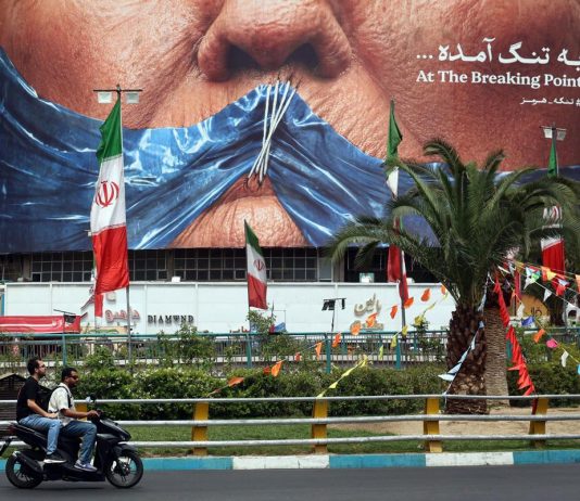Iran-Usa, conto alla rovescia per l’accordo? Trump: “Firma imminente”. Teheran frena