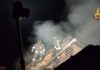 Tetto in fiamme nella notte in abitazione disabitata a Mantova