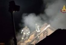 Tetto in fiamme nella notte in abitazione disabitata a Mantova