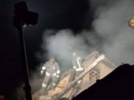 Tetto in fiamme nella notte in abitazione disabitata a Mantova