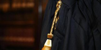 Uccise il padre a coltellate per legittima difesa, 20enne assolta in appello