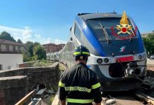 Treno regionale esce dai binari nel Fiorentino, evacuati i passeggeri: nessun ferito