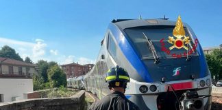 Treno regionale esce dai binari nel Fiorentino, evacuati i passeggeri: nessun ferito