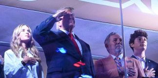 Pioggia di fischi per Trump alla finale Nba, ma il tycoon nega: “Erano applausi”