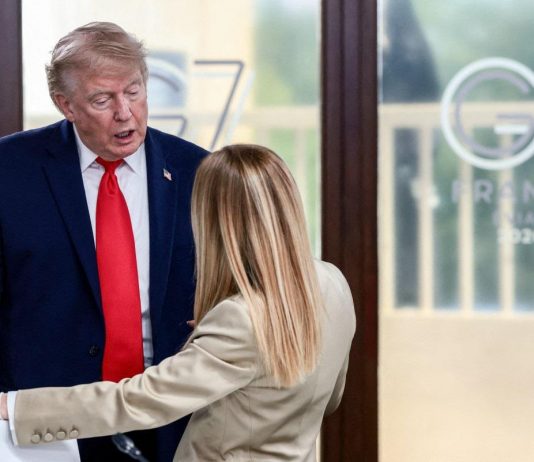 Gli attacchi di Trump aiutano Meloni, il sondaggio: aumenta la fiducia nella premier
