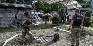 Ucraina, Russia attacca ancora: decine di droni su Zaporizhzhia, un morto