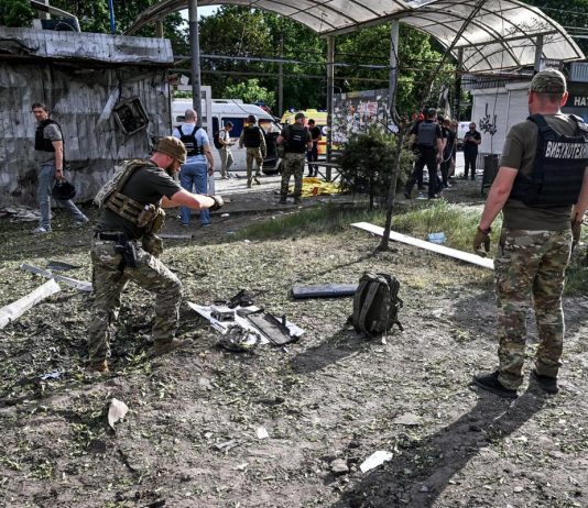 Ucraina, Russia attacca ancora: decine di droni su Zaporizhzhia, un morto