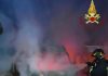 Sette furgoni di una ditta di consegne in fiamme a Fiumicino, indagini polizia