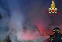 Sette furgoni di una ditta di consegne in fiamme a Fiumicino, indagini polizia
