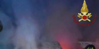 Sette furgoni di una ditta di consegne in fiamme a Fiumicino, indagini polizia