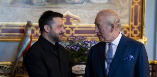 Zelensky vuole invitare re Carlo in Ucraina: “Lo amiamo molto”