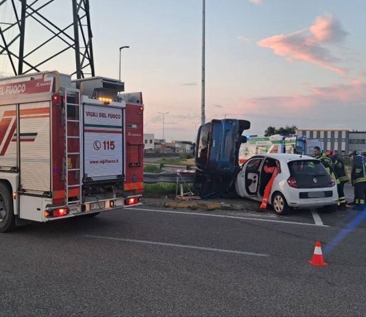 Mantova, scontro tra auto sulla Ostigliese: due donne incastrate tra le lamiere