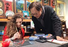 Dall’Italia alla Cina, dottoranda impara l’arte della pittura su vetro a Tianjin
