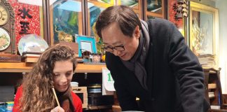 Dall’Italia alla Cina, dottoranda impara l’arte della pittura su vetro a Tianjin