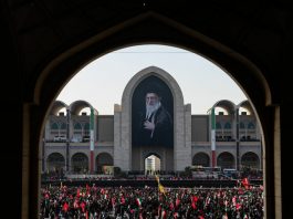 In migliaia a Teheran per la cerimonia funebre di Ali Khamenei