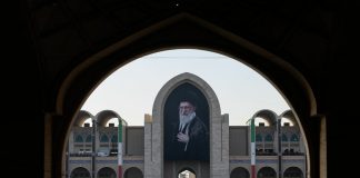 In migliaia a Teheran per la cerimonia funebre di Ali Khamenei