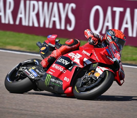 Marc Marquez in pole al Sachsenring, caduta per Bezzecchi