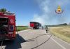 Porto Mantovano, rimorchio prende fuoco alla rotonda della Malpensata: lunghe code sulla Goitese
