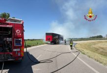 Porto Mantovano, rimorchio prende fuoco alla rotonda della Malpensata: lunghe code sulla Goitese