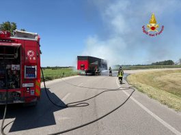 Porto Mantovano, rimorchio prende fuoco alla rotonda della Malpensata: lunghe code sulla Goitese