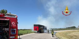 Porto Mantovano, rimorchio prende fuoco alla rotonda della Malpensata: lunghe code sulla Goitese