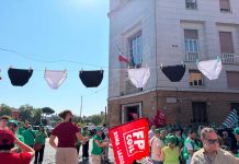 Lavoratori sanità privata e Rsa in presidio per il contratto: “Ci avete lasciato in mutande”