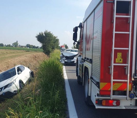 Asola, maxi tamponamento lungo via Brescia: un’auto finisce nel fosso