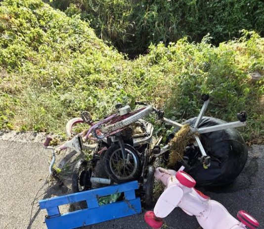 Casalmoro, rifiuti ed oggetti abbandonati recuperati dalle acque del canale Fossa Magna