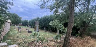 Temporale e vento a 120 Km/h sul Mantovano. Bozzolo devastata: crolla il muro del cimitero ebraico