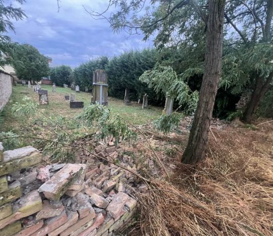 Temporale e vento a 120 Km/h sul Mantovano. Bozzolo devastata: crolla il muro del cimitero ebraico