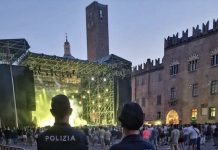 Aggredisce uno spettatore e i poliziotti durante il concerto in piazza Sordello: denunciata 42enne