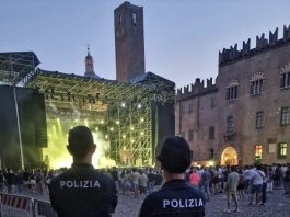 Aggredisce uno spettatore e i poliziotti durante il concerto in piazza Sordello: denunciata 42enne